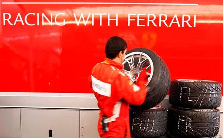 Mecânico da Ferrari em prova das 24 Horas de Le Mans Mecânico da Ferrari em prova das 24 Horas de Le Mans
