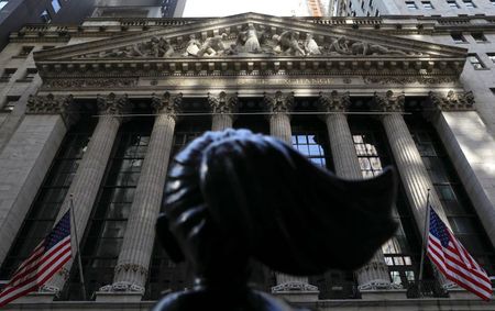 Parte de trás da estátua “Fearless Girl” (Garota Destemida, em tradução livre). Ao fundo, a fachada do prédio da Bolsa de Valores de Nova York (NYSE) Parte de trás da estátua “Fearless Girl” (Garota Destemida, em tradução livre). Ao fundo, a fachada do prédio da Bolsa de Valores de Nova York (NYSE)
