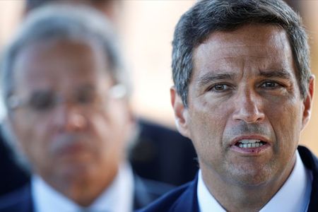 Presidente do BC, Roberto Campos Neto, e, ao fundo, o ministro da Economia, Paulo Guedes Presidente do BC, Roberto Campos Neto, e, ao fundo, o ministro da Economia, Paulo Guedes
