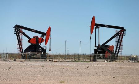 Bombeamento de petróleo em Neuquén, Argentina Bombeamento de petróleo em Neuquén, Argentina