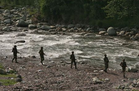 Soldados indianos patrulham área da Linha de Controle na Caxemira, região de fronteira com o Paquistão Soldados indianos patrulham área da Linha de Controle na Caxemira, região de fronteira com o Paquistão