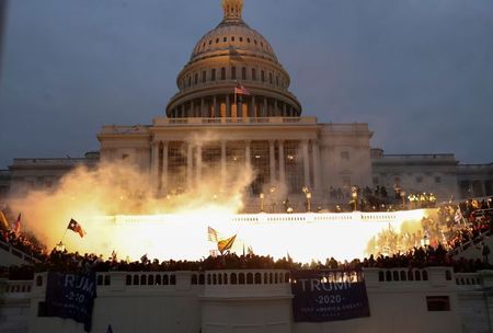 Apoiadores de Donald Trump durante ataque ao Capitólio em janeiro de 2021 Apoiadores de Donald Trump durante ataque ao Capitólio em janeiro de 2021