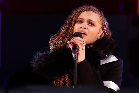 Andra Day se apresenta na Times Square em Nova York Andra Day se apresenta na Times Square em Nova York