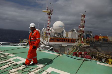 Plataforma da Petrobras na bacia de Santos, Rio de Janeiro Plataforma da Petrobras na bacia de Santos, Rio de Janeiro