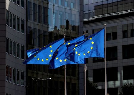Bandeiras da União Europeia do lado de fora da sede da Comissão Europeia em Bruxelas Bandeiras da União Europeia do lado de fora da sede da Comissão Europeia em Bruxelas