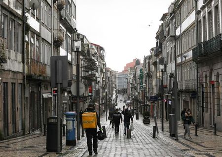 Pedestres caminham em rua do centro da cidade do Porto durante lockdown Pedestres caminham em rua do centro da cidade do Porto durante lockdown