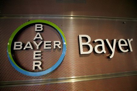 Logo da Bayer fotografado em Leverkusen, Alemanha Logo da Bayer fotografado em Leverkusen, Alemanha