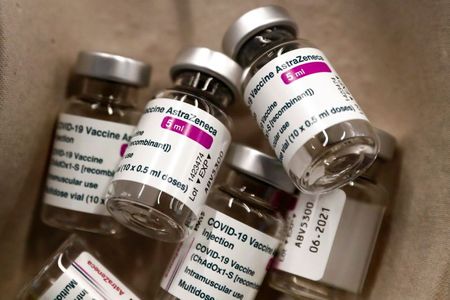 Recipientes vazios da vacina da AstraZeneca em posto de vacinação em Madri Recipientes vazios da vacina da AstraZeneca em posto de vacinação em Madri