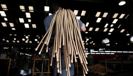 Funcionário carrega canos de cobre em fábrica Sociedade Paulista de Tubos Flexiveis (SPTF), em São Paulo Funcionário carrega canos de cobre em fábrica Sociedade Paulista de Tubos Flexiveis (SPTF), em São Paulo