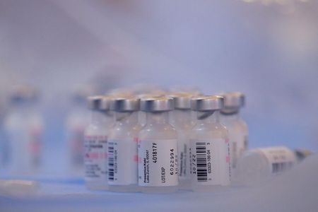 Frascos da vacina Pfizer-BioNTech contra Covid-19 em centro de vacinação em Nova York Frascos da vacina Pfizer-BioNTech contra Covid-19 em centro de vacinação em Nova York
