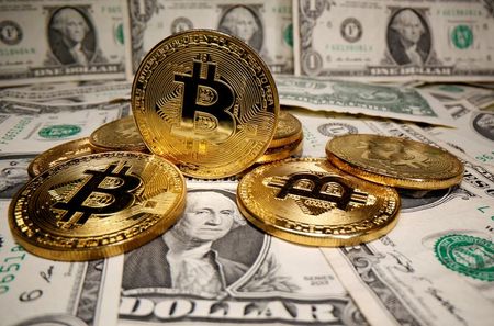 Bitcoin e notas de dólar Bitcoin e notas de dólar