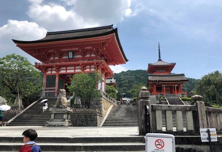 Entrada do templo Kiyomizu, em Kyoto, vazias devido às restrições do coronavírus Entrada do templo Kiyomizu, em Kyoto, vazias devido às restrições do coronavírus