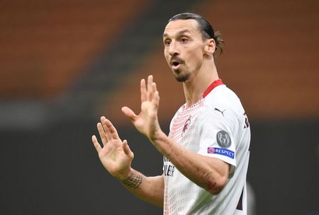 Zlatan Ibrahimovic durante partida do Milan contra o Estrela Vermelha pela Liga Europa Zlatan Ibrahimovic durante partida do Milan contra o Estrela Vermelha pela Liga Europa