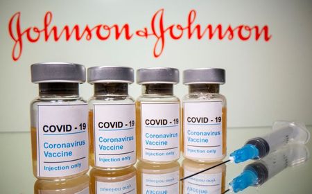 Frascos rotulados como de vacina contra Covid-19 em frente ao logo da Johnson & Johnson em foto de ilustração Frascos rotulados como de vacina contra Covid-19 em frente ao logo da Johnson & Johnson em foto de ilustração