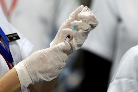 Profissional de saúde prepara dose da Covaxin para aplicação em pessoa em Nova Délhi Profissional de saúde prepara dose da Covaxin para aplicação em pessoa em Nova Délhi