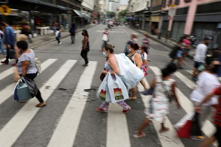 Pessoas caminham em rua de comércio popular no Rio de Janeiro antes do Natal Pessoas caminham em rua de comércio popular no Rio de Janeiro antes do Natal