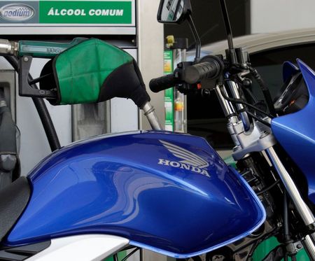 Moto abastecida a etanol em São Paulo (SP) Moto abastecida a etanol em São Paulo (SP)