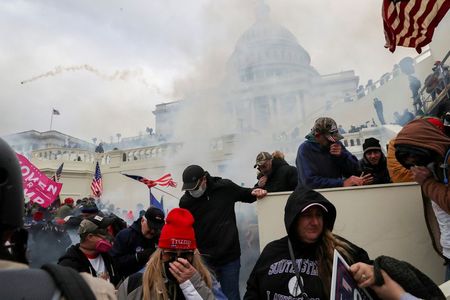 Apoiadores de Trump atacam o Capitólio em janeiro Apoiadores de Trump atacam o Capitólio em janeiro