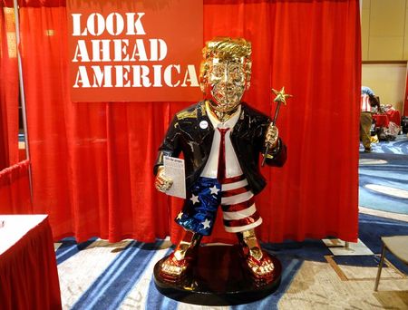 Estátua dourada de Trump em evento na Flórida Estátua dourada de Trump em evento na Flórida