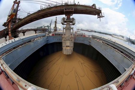 Navio chinês é carregado com soja para exportação no Porto de Santosa Navio chinês é carregado com soja para exportação no Porto de Santosa