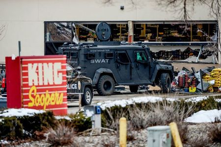 Equipes de emergência respondem a ataque a tiros em mercado em Boulder, no Estado norte-americano de Colorado