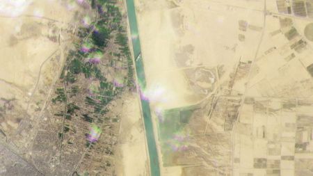 Imagem de satélite mostra navio encalhado na diagonal no Canal de Suez, Egito Imagem de satélite mostra navio encalhado na diagonal no Canal de Suez, Egito