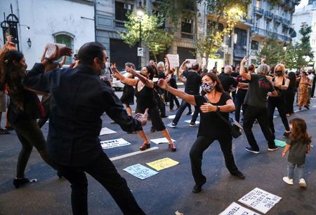 Dançarinos de tango protestam durante pandemia de Covid-19 em Buenos Aires