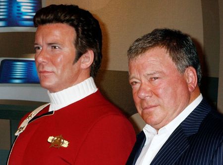 Ator William Shatner posa junto de escultura de cera do capitão James T. Kirk