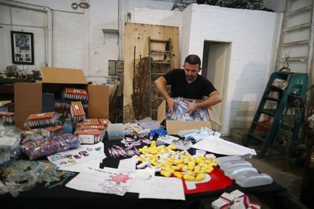 Artista argentino Marcelo Toledo abre uma caixa de seringas que serão parte da exposição “Museu do Depois”, em seu estúdio em Buenos Aires, Argentina