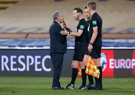 Técnico de Portugal, Fernando Santos, reclama com arbitragem após empate em 2 x 2 com a Sérvia pelas eliminatórias para a Copa do Mundo Técnico de Portugal, Fernando Santos, reclama com arbitragem após empate em 2 x 2 com a Sérvia pelas eliminatórias para a Copa do Mundo