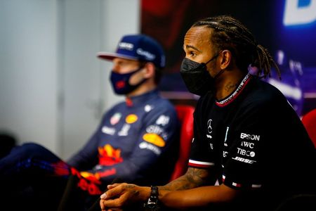 Lewis Hamilton com Max Verstappen ao fundo durante Grande Prêmio do Barein de Fórmula 1