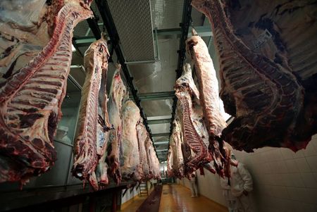 Trabalhadores em frigorífico em San Fernando, na Argentina