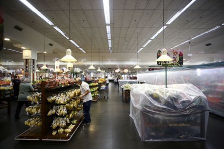 Supermercado limita venda de produtos em meio a restrições de combate à Covid-19