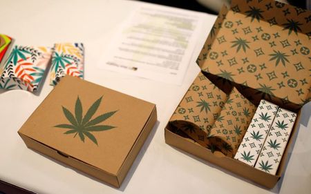 Caixas de produtos baseados em cannabis em exposição sobre cannabis em Nova York