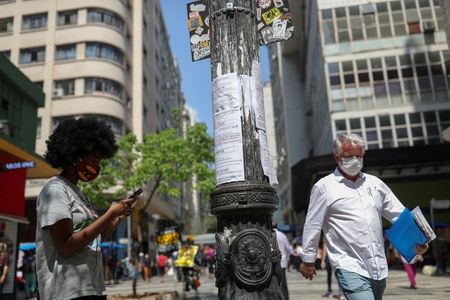 Mulher anota dados sobre oportunidade de emprego vista em cartaz no centro de São Paulo Mulher anota dados sobre oportunidade de emprego vista em cartaz no centro de São Paulo