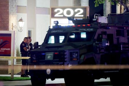 Policiais no local de ataque a tiros em Orange, na Califórnia