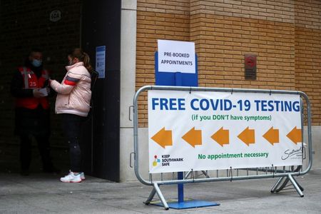Centro de testagem rápida da Covid-19 na London Bridge Station, em Londres