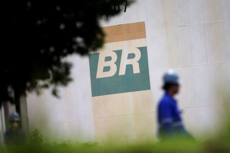 Logo da petroleira brasileira Petrobras em instalações da companhia em Brasília