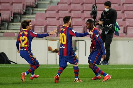 Dembélé comemora gol com Lionel Messi e Riqui Puig Dembélé comemora gol com Lionel Messi e Riqui Puig