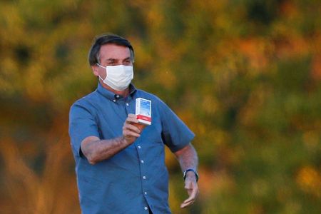 Bolsonaro segura caixa de cloroquina