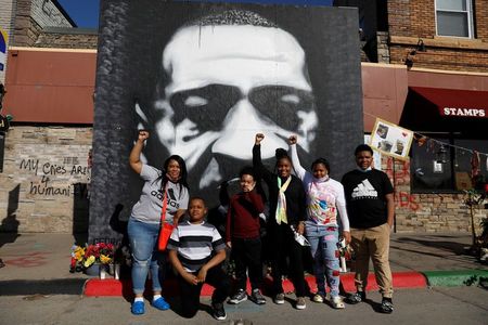 Família posa para foto na Praça George Floyd em Mineápolis