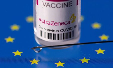 Frasco rotulado como de vacina da AstraZeneca contra Covid-19 sobre bandeira da União Europeia em foto de ilustração