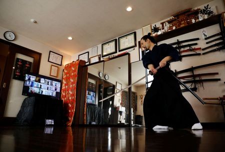 Koshiro Minamoto dá aula online sobre artes marciais samurai em Tóquio Koshiro Minamoto dá aula online sobre artes marciais samurai em Tóquio