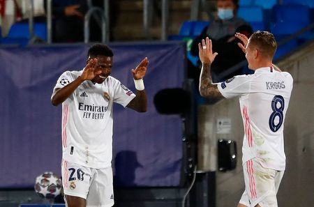 Vinícius Jr. e Toni Kroos comemoram gol do Real Madrid Vinícius Jr. e Toni Kroos comemoram gol do Real Madrid