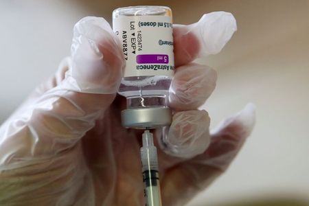 Profissional de saúde prepara dose de vacina da AstraZeneca contra Covid-19 em centro de vacinação em Ronquieres, na Bélgica