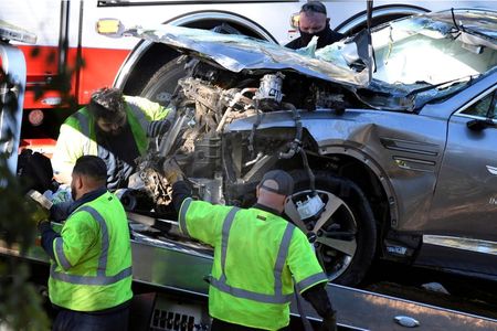 Carro de Tiger Woods é rebocado após acidente em Los Angeles Carro de Tiger Woods é rebocado após acidente em Los Angeles