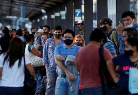 Pessoas aguardam ônibus em estação de Buenos Aires