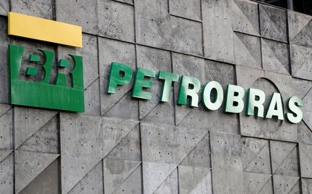 Logo da Petrobras na fachada do edifício-sede da companhia no Rio de Janeiro