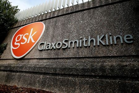 Logo da GlaxoSmithKline em unidade da empresa em Stevenage, no Reino Unido