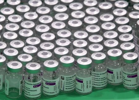 Frascos da vacina da AstraZeneca contra Covid-19 em centro de vacinação na Antuérpia
